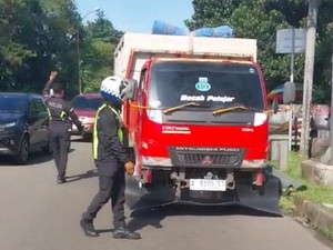 Bawa Muatan Berlebih, Truk Menuju Puncak Bogor Diputar Balik