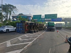 Truk Kontainer Terguling di Tol JORR, Lalin Arah Cikunir Macet