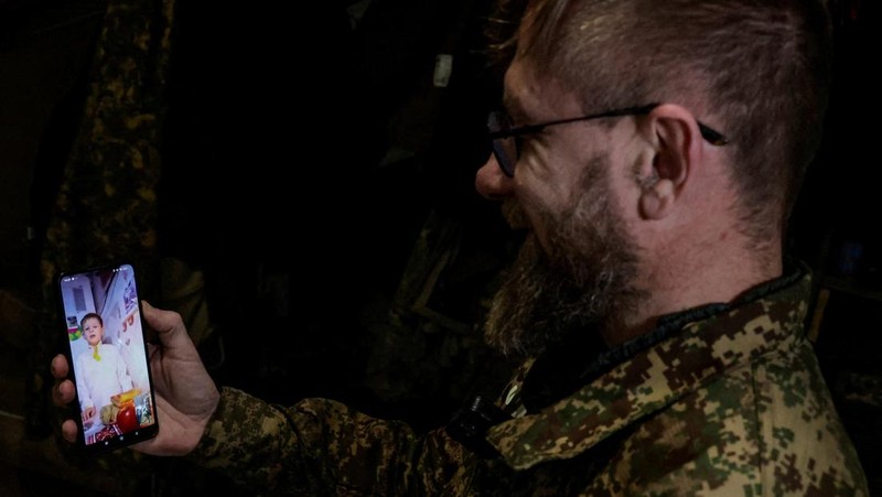 Service members of the 13th Operative Purpose Brigade 'Khartiia' of the National Guard of Ukraine eat during a Christmas Eve dinner at a position near a front line, amid Russia's attack on Ukraine, in Kharkiv region, Ukraine December 24, 2025. REUTERS/Sofiia Gatilova