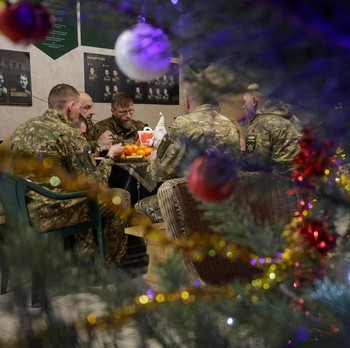Potret Tak Terduga saat Prajurit Ukraina Rayakan Natal di Medan Perang