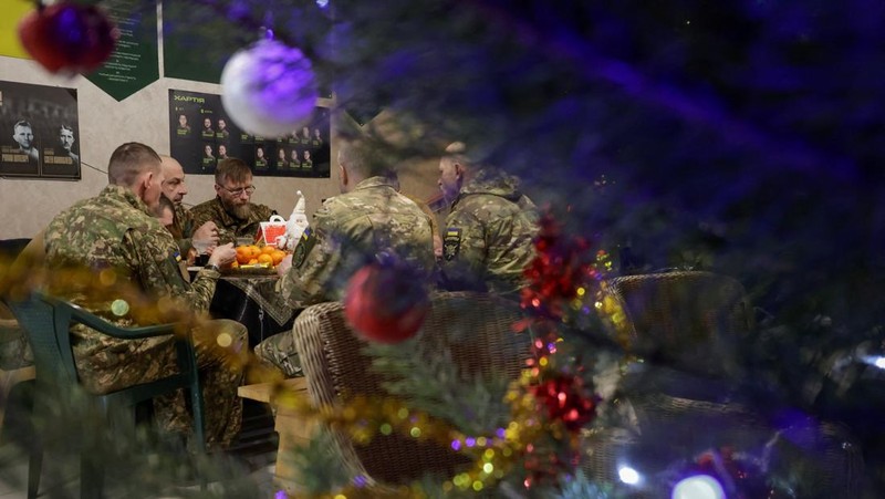 Service members of the 13th Operative Purpose Brigade 'Khartiia' of the National Guard of Ukraine eat during a Christmas Eve dinner at a position near a front line, amid Russia's attack on Ukraine, in Kharkiv region, Ukraine December 24, 2025. REUTERS/Sofiia Gatilova