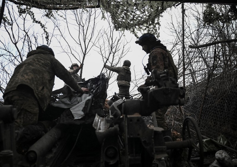 Service members of the 13th Operative Purpose Brigade 'Khartiia' of the National Guard of Ukraine eat during a Christmas Eve dinner at a position near a front line, amid Russia's attack on Ukraine, in Kharkiv region, Ukraine December 24, 2025. REUTERS/Sofiia Gatilova