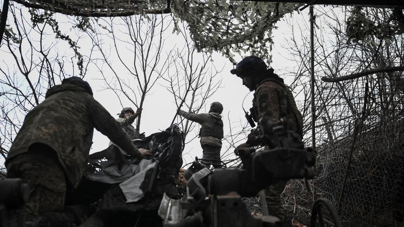 Service members of the 13th Operative Purpose Brigade 'Khartiia' of the National Guard of Ukraine eat during a Christmas Eve dinner at a position near a front line, amid Russia's attack on Ukraine, in Kharkiv region, Ukraine December 24, 2025. REUTERS/Sofiia Gatilova