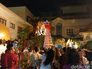 Dekorasi Natal Jadi Incaran Umat Untuk Spot Foto di Gereja Katedral Medan