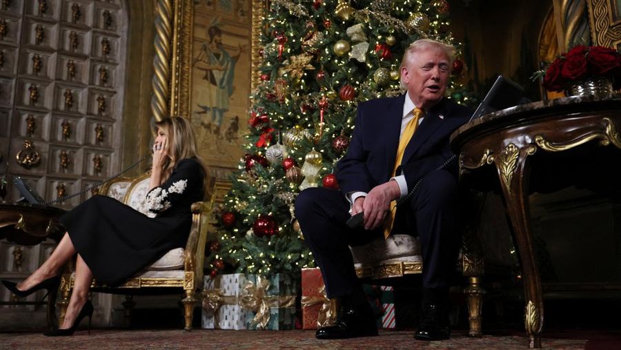 Presiden AS Donald Trump dan Ibu Negara Melania Trump melakukan panggilan telepon pelacak Santa NORAD, pada Malam Natal, dari klub Mar-a-lago di Palm Beach, Florida, AS, 24 Desember 2025. REUTERS/Jessica Koscielniak