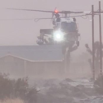 Momen Dramatis Pesawat Heli Selamatkan Warga yang Terjebak Banjir