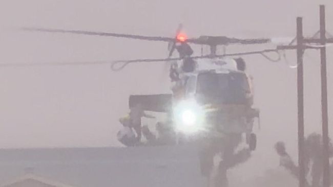 Momen Dramatis Pesawat Heli Selamatkan Warga yang Terjebak Banjir