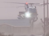 Momen Dramatis Pesawat Heli Selamatkan Warga yang Terjebak Banjir