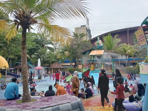 Wisata Wahana Air di Palembang Diserbu Pengunjung Saat Libur Natal