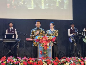 Wagub Emil dan Arumi Hadiri Perayaan Natal di Gereja Eks Lokalisasi Dolly