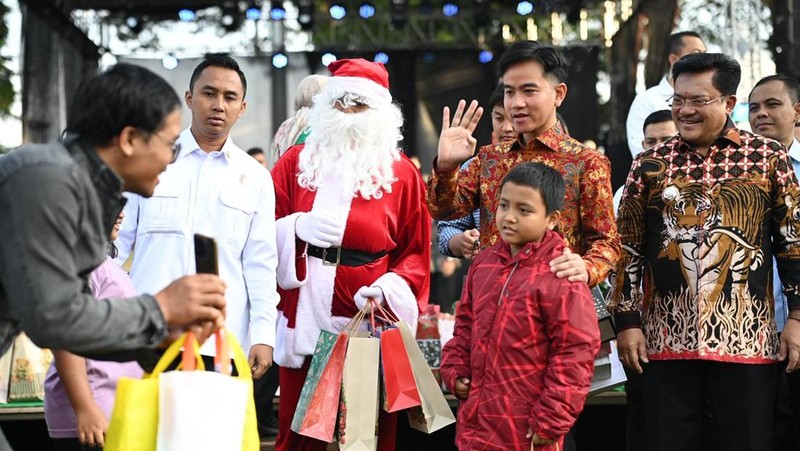 Wakil Presiden (Wapres) Gibran Rakabuming menghadiri acara Perayaan Natal Bersama umat Kristiani Kota Salatiga yang diselenggarakan oleh Badan Kerjasama Gereja-gereja Salatiga (BKGS) di Lapangan Pancasila (Alun-alun Salatiga), Kecamatan Sidomukti, Kota Salatiga, Jawa Tengah, Kamis (25/12/2025). (Biro Pers Sekretariat Wakil Presiden)