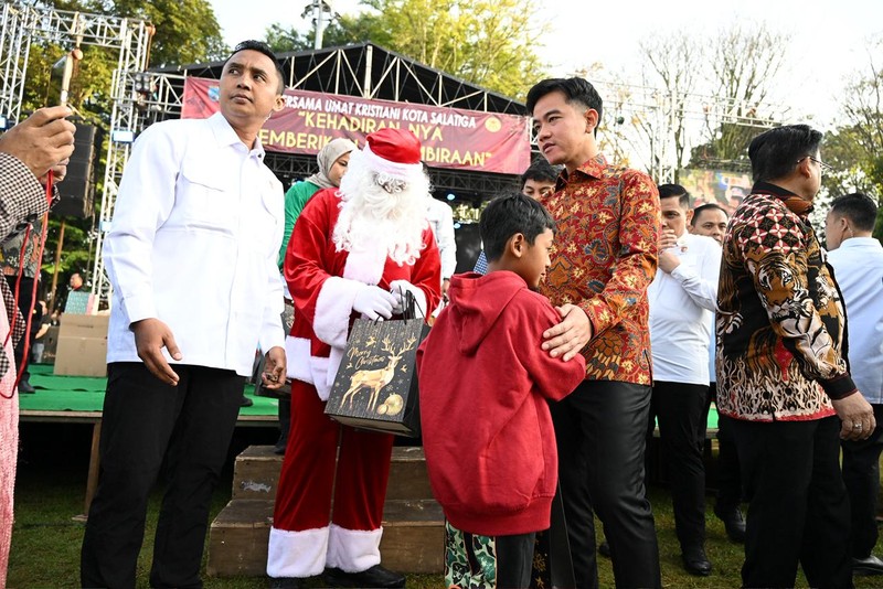 Wakil Presiden (Wapres) Gibran Rakabuming menghadiri acara Perayaan Natal Bersama umat Kristiani Kota Salatiga yang diselenggarakan oleh Badan Kerjasama Gereja-gereja Salatiga (BKGS) di Lapangan Pancasila (Alun-alun Salatiga), Kecamatan Sidomukti, Kota Salatiga, Jawa Tengah, Kamis (25/12/2025). (Biro Pers Sekretariat Wakil Presiden)