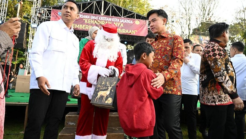 Wakil Presiden (Wapres) Gibran Rakabuming menghadiri acara Perayaan Natal Bersama umat Kristiani Kota Salatiga yang diselenggarakan oleh Badan Kerjasama Gereja-gereja Salatiga (BKGS) di Lapangan Pancasila (Alun-alun Salatiga), Kecamatan Sidomukti, Kota Salatiga, Jawa Tengah, Kamis (25/12/2025). (Biro Pers Sekretariat Wakil Presiden)