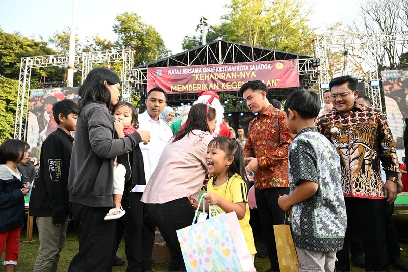 Wakil Presiden (Wapres) Gibran Rakabuming menghadiri acara Perayaan Natal Bersama umat Kristiani Kota Salatiga yang diselenggarakan oleh Badan Kerjasama Gereja-gereja Salatiga (BKGS) di Lapangan Pancasila (Alun-alun Salatiga), Kecamatan Sidomukti, Kota Salatiga, Jawa Tengah, Kamis (25/12/2025). (Biro Pers Sekretariat Wakil Presiden)