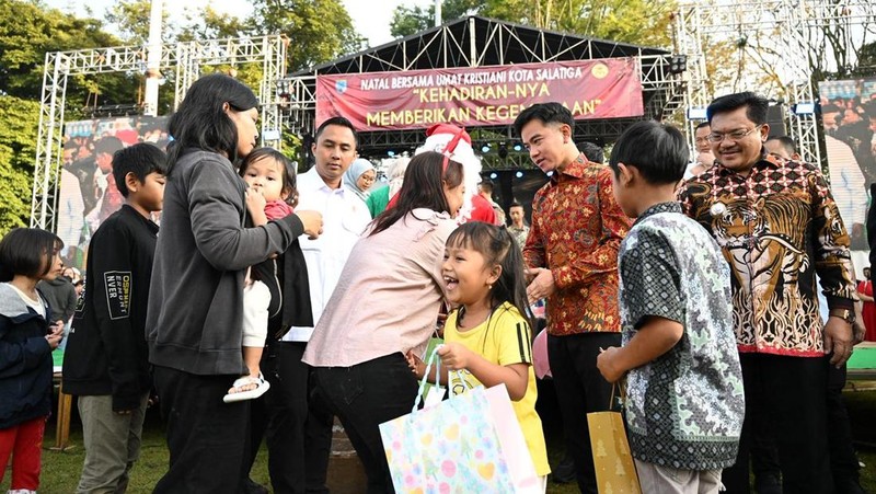 Wakil Presiden (Wapres) Gibran Rakabuming menghadiri acara Perayaan Natal Bersama umat Kristiani Kota Salatiga yang diselenggarakan oleh Badan Kerjasama Gereja-gereja Salatiga (BKGS) di Lapangan Pancasila (Alun-alun Salatiga), Kecamatan Sidomukti, Kota Salatiga, Jawa Tengah, Kamis (25/12/2025). (Biro Pers Sekretariat Wakil Presiden)
