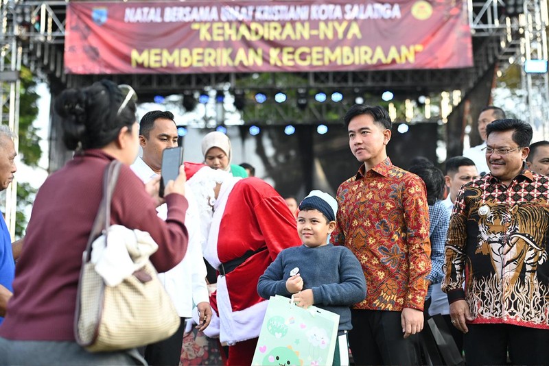 Wakil Presiden (Wapres) Gibran Rakabuming menghadiri acara Perayaan Natal Bersama umat Kristiani Kota Salatiga yang diselenggarakan oleh Badan Kerjasama Gereja-gereja Salatiga (BKGS) di Lapangan Pancasila (Alun-alun Salatiga), Kecamatan Sidomukti, Kota Salatiga, Jawa Tengah, Kamis (25/12/2025). (Biro Pers Sekretariat Wakil Presiden)