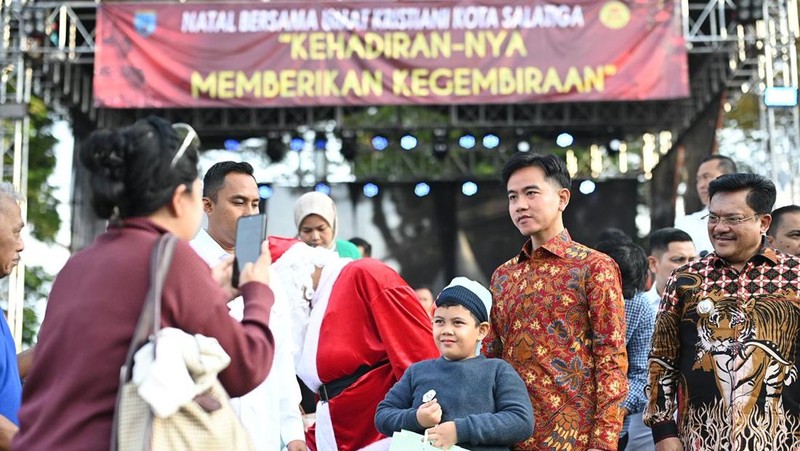 Wakil Presiden (Wapres) Gibran Rakabuming menghadiri acara Perayaan Natal Bersama umat Kristiani Kota Salatiga yang diselenggarakan oleh Badan Kerjasama Gereja-gereja Salatiga (BKGS) di Lapangan Pancasila (Alun-alun Salatiga), Kecamatan Sidomukti, Kota Salatiga, Jawa Tengah, Kamis (25/12/2025). (Biro Pers Sekretariat Wakil Presiden)