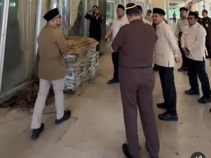 Cek Asrama Haji Mangkrak di Jambi, Wamen Dahnil: Akar Pohon Tumbuh di Dinding
