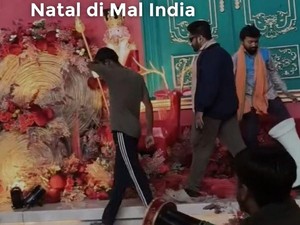 Video Gerombolan Pria Rusak Dekorasi Natal di Mal India