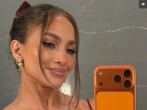 Ada yang Janggal dari Foto Selfie Jennifer Lopez di Hari Natal