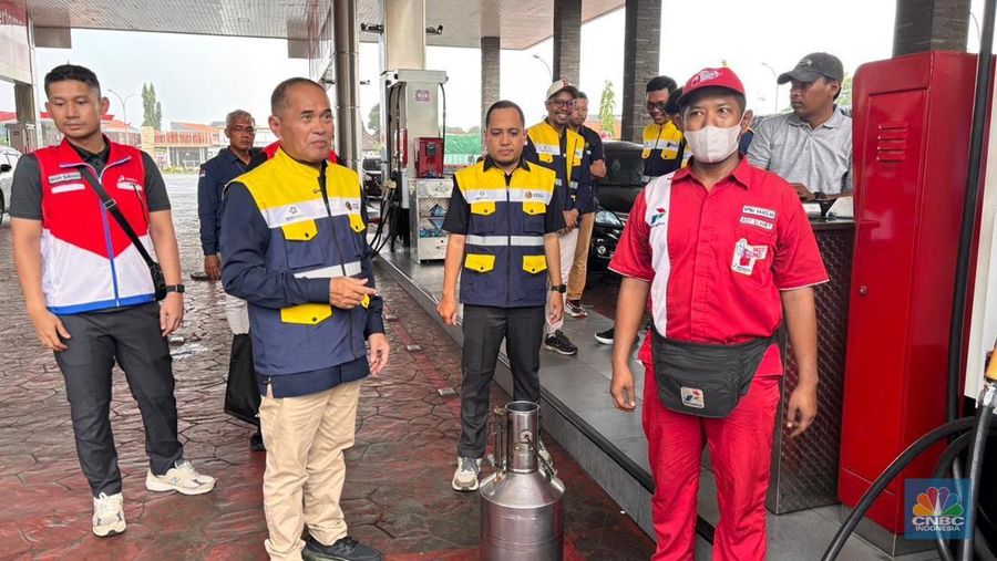 Kepala BPH Migas Wahyudi Anas, di SPBU Surabaya. Kamis (25/12/2025). (CNBC Indonesia/Firda Dwi Muliawati)