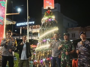 Kreatif! Ratusan Knalpot Brong Dijadikan Dekorasi Pohon Natal di Ketapang