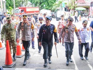 Brimob Polda Metro Cek Pospam untuk Pengamanan Operasi Lilin Jaya 2025