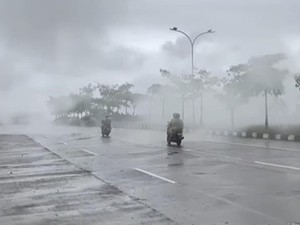 Asap Pembakaran Sampah Mengepul di Jalan Leimena Makassar Ganggu Pengendara