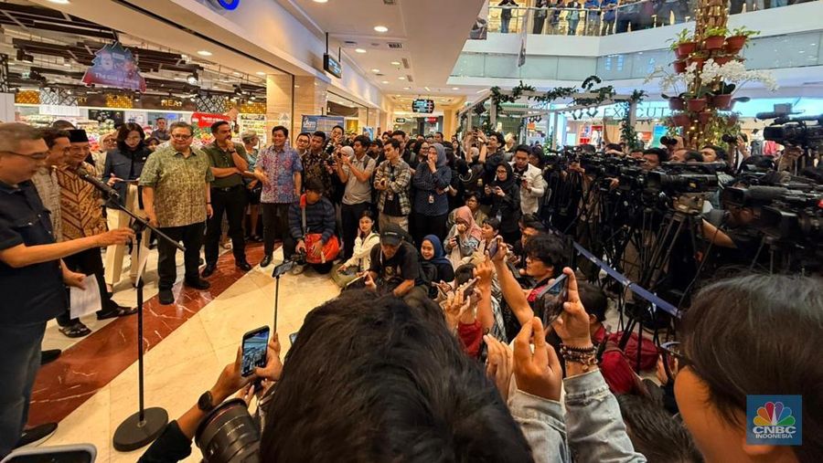 Menteri Koordinator Bidang Perekonomian Airlangga Hartarto bersama empat menteri anggota Kabinet Merah Putih melakukan kunjungan ke Pondok Indah Mall, Jakarta Selatan, Jumat (26/12/2025)