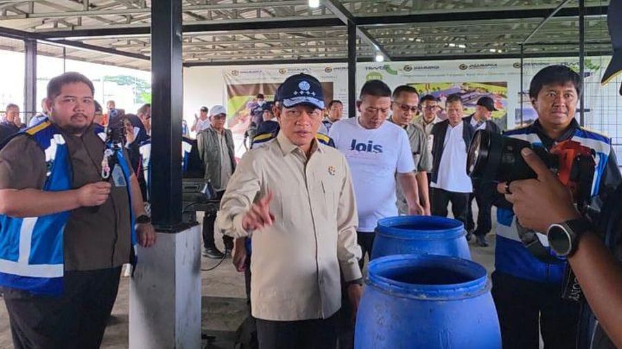 Menteri Lingkungan Hidup/Kepala Badan Pengendalian Lingkungan Hidup RI, Hanif Faisol Nurofiq saat meninjau pengelolaaan sampah di rest area. (Instagram/haniffaisolnurofiq)