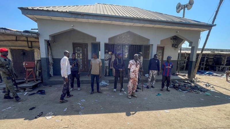 Para anggota Palang Merah Nigeria bersiap membersihkan puing-puing dan mengumpulkan sisa-sisa jenazah yang berserakan akibat ledakan di dalam Masjid Jumaat Al-Adum sehari setelah ledakan menghantam masjid tersebut setelah salat Maghrib di dekat Pasar Gamboru di Maiduguri, Negara Bagian Borno, Nigeria, 25 Desember 2025. (REUTERS/Ahmed Kingimi)