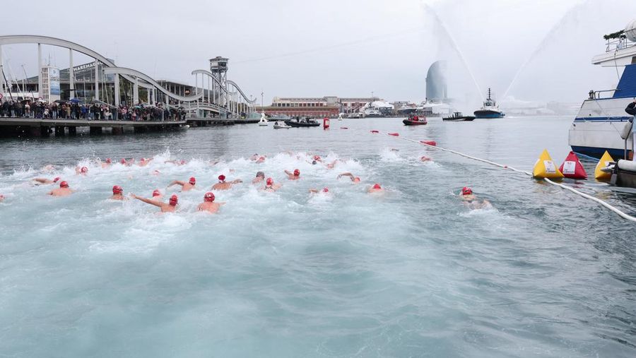 Orang-orang yang berpakaian seperti Santa Claus bersiap untuk melompat ke Laut Mediterania selama perlombaan renang Copa Nadal (Piala Natal) di Barcelona, ​​Spanyol. 25 Desember 2025. (REUTERS/Bruna Casas)