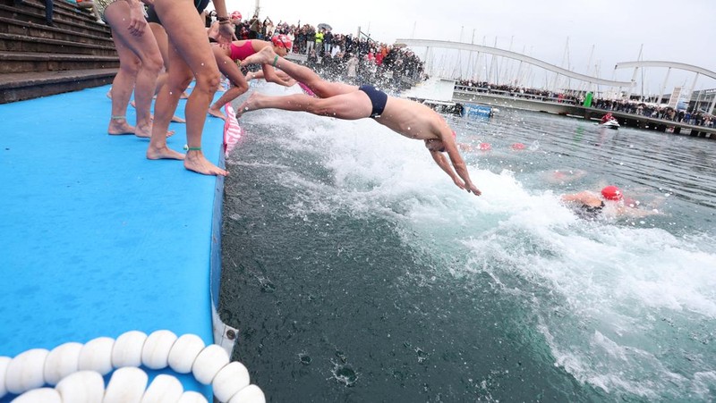 Orang-orang yang berpakaian seperti Santa Claus bersiap untuk melompat ke Laut Mediterania selama perlombaan renang Copa Nadal (Piala Natal) di Barcelona, ​​Spanyol. 25 Desember 2025. (REUTERS/Bruna Casas)