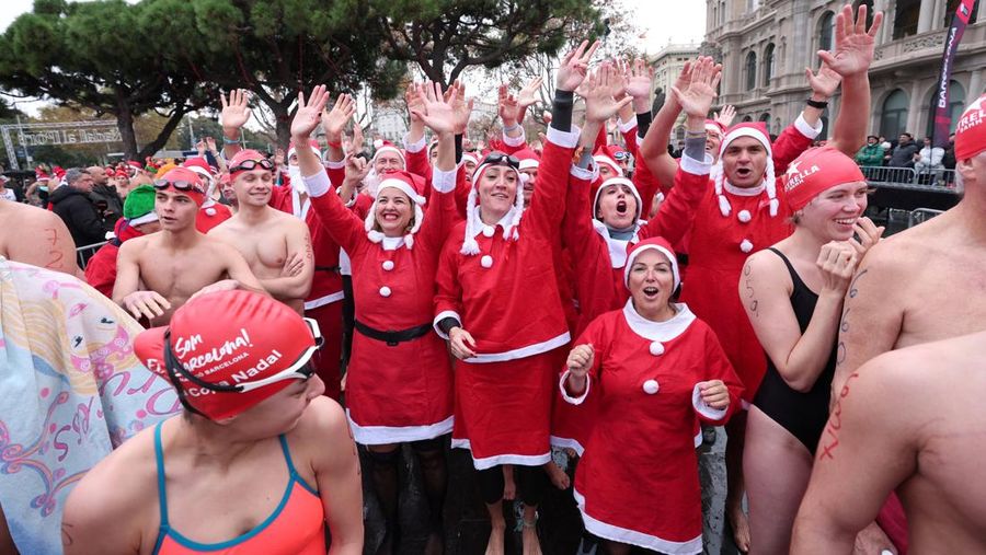 Orang-orang yang berpakaian seperti Santa Claus bersiap untuk melompat ke Laut Mediterania selama perlombaan renang Copa Nadal (Piala Natal) di Barcelona, ​​Spanyol. 25 Desember 2025. (REUTERS/Bruna Casas)