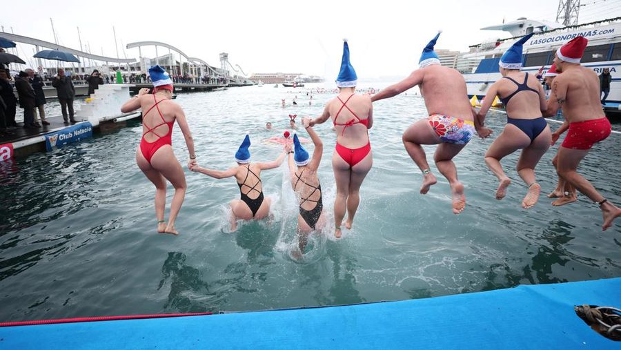 Orang-orang yang berpakaian seperti Santa Claus bersiap untuk melompat ke Laut Mediterania selama perlombaan renang Copa Nadal (Piala Natal) di Barcelona, ​​Spanyol. 25 Desember 2025. (REUTERS/Bruna Casas)