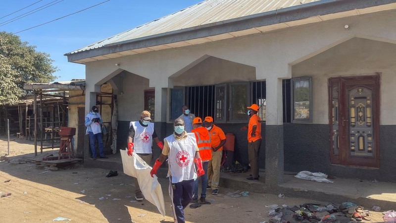 Para anggota Palang Merah Nigeria bersiap membersihkan puing-puing dan mengumpulkan sisa-sisa jenazah yang berserakan akibat ledakan di dalam Masjid Jumaat Al-Adum sehari setelah ledakan menghantam masjid tersebut setelah salat Maghrib di dekat Pasar Gamboru di Maiduguri, Negara Bagian Borno, Nigeria, 25 Desember 2025. (REUTERS/Ahmed Kingimi)