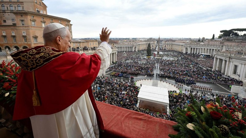 Paus Leo XIV merayakan Misa Malam Natal di Basilika Santo Petrus di Vatikan, 24 Desember 2025. (REUTERS/Guglielmo Mangiapane)