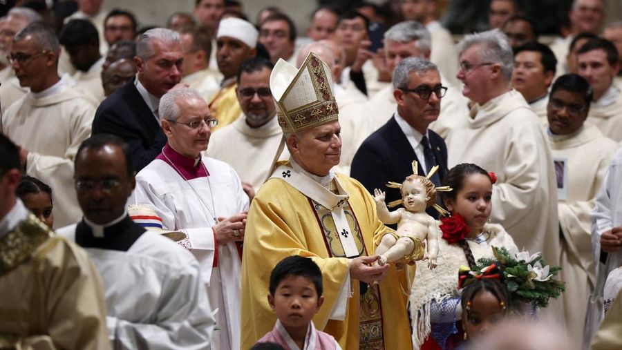 Paus Leo XIV merayakan Misa Malam Natal di Basilika Santo Petrus di Vatikan, 24 Desember 2025. (REUTERS/Guglielmo Mangiapane)