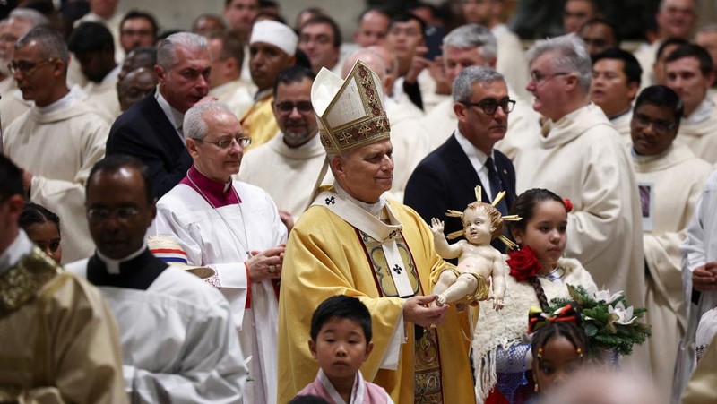 Paus Leo XIV merayakan Misa Malam Natal di Basilika Santo Petrus di Vatikan, 24 Desember 2025. (REUTERS/Guglielmo Mangiapane)