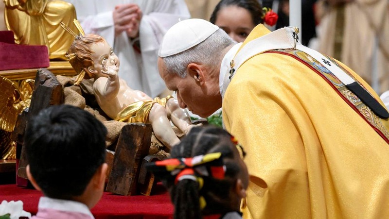 Paus Leo XIV merayakan Misa Malam Natal di Basilika Santo Petrus di Vatikan, 24 Desember 2025. (REUTERS/Guglielmo Mangiapane)