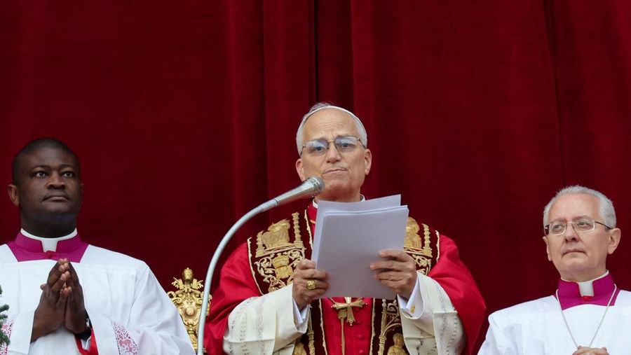 Paus Leo XIV merayakan Misa Malam Natal di Basilika Santo Petrus di Vatikan, 24 Desember 2025. (REUTERS/Guglielmo Mangiapane)