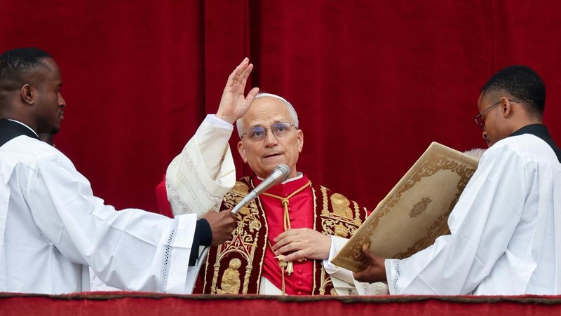 Paus Leo XIV merayakan Misa Malam Natal di Basilika Santo Petrus di Vatikan, 24 Desember 2025. (REUTERS/Guglielmo Mangiapane)