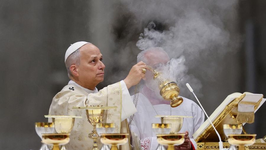 Paus Leo XIV merayakan Misa Malam Natal di Basilika Santo Petrus di Vatikan, 24 Desember 2025. (REUTERS/Guglielmo Mangiapane)