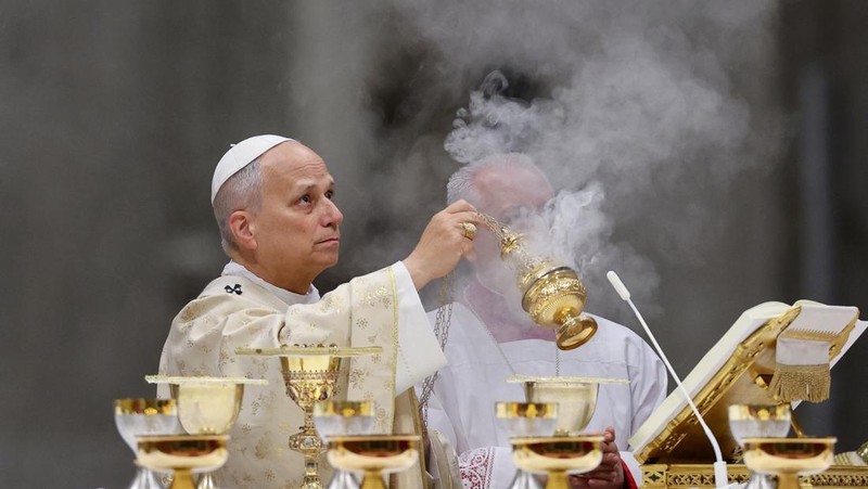 Paus Leo XIV merayakan Misa Malam Natal di Basilika Santo Petrus di Vatikan, 24 Desember 2025. (REUTERS/Guglielmo Mangiapane)