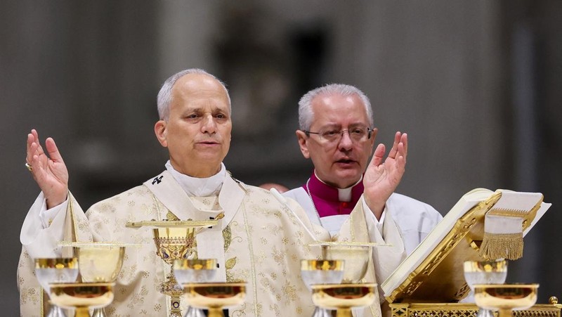 Paus Leo XIV merayakan Misa Malam Natal di Basilika Santo Petrus di Vatikan, 24 Desember 2025. (REUTERS/Guglielmo Mangiapane)