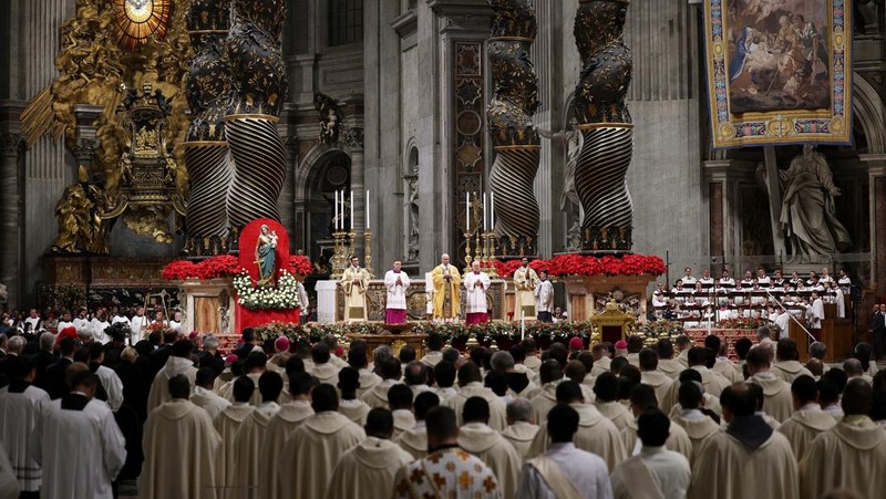 Paus Leo XIV merayakan Misa Malam Natal di Basilika Santo Petrus di Vatikan, 24 Desember 2025. (REUTERS/Guglielmo Mangiapane)