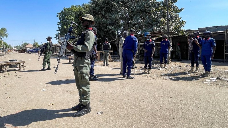 Para anggota Palang Merah Nigeria bersiap membersihkan puing-puing dan mengumpulkan sisa-sisa jenazah yang berserakan akibat ledakan di dalam Masjid Jumaat Al-Adum sehari setelah ledakan menghantam masjid tersebut setelah salat Maghrib di dekat Pasar Gamboru di Maiduguri, Negara Bagian Borno, Nigeria, 25 Desember 2025. (REUTERS/Ahmed Kingimi)