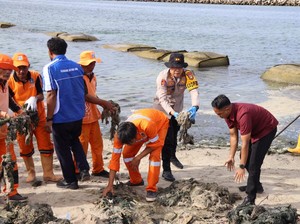 Jelang Libur Akhir Tahun, Polres Kepulauan Seribu Ajak Warga Bersihkan Pantai