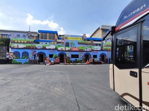 Rumah Minecraft Hadir di Terminal Purabaya, Siap Layani Penumpang Bus