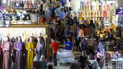 Potret Pasar Tanah Abang Diserbu Pengunjung Saat Libur Panjang Natal